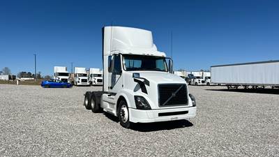 Volvo VNL300 Day Cab Truck - Volvo D-13, Automatic