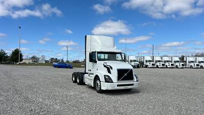 Volvo VNL300 Day Cab Truck - Volvo D-13, Automatic