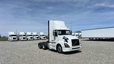 Volvo VNL300 Day Cab Truck - Volvo D-13, Automatic
