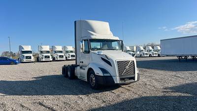 Volvo VNL300 Day Cab Truck - Volvo D-13, Automatic
