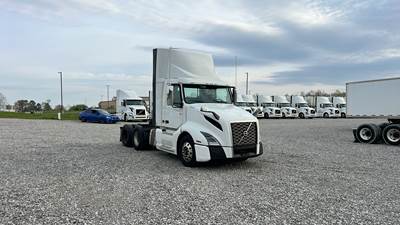 Volvo VNL300 Day Cab Truck - Volvo D-13, Automatic