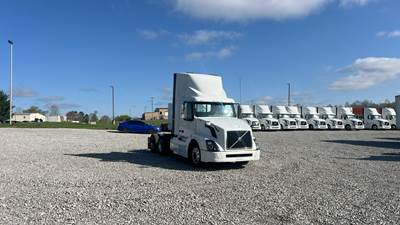 Volvo VNL300 Day Cab Truck - Volvo D-13, Automatic