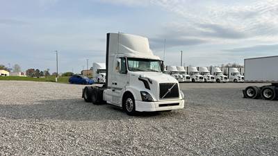 Volvo VNL300 Day Cab Truck - Volvo D-13, Automatic