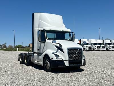 Volvo VNL300 Day Cab Truck - Volvo D-13, Automatic