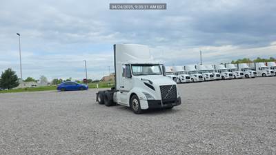 Volvo VNL300 Day Cab Truck - Volvo D-13, Automatic