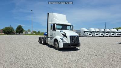 Volvo VNL300 Day Cab Truck - Volvo D-13, Automatic