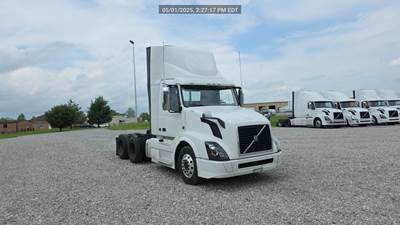 Volvo VNL300 Day Cab Truck - Volvo D-13, Automatic