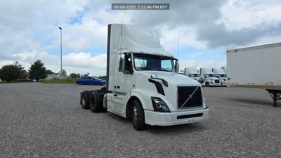 Volvo VNL300 Day Cab Truck - Volvo D-13, Automatic