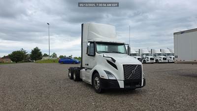 Volvo VNL300 Day Cab Truck - Volvo D-13, Automatic