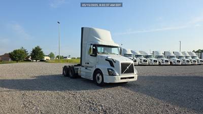 Volvo VNL300 Day Cab Truck - Volvo D-13, Automatic