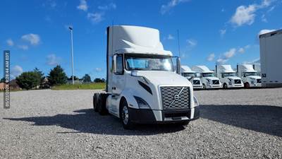 Volvo VNL300 Day Cab Truck - Volvo D-13, Automatic