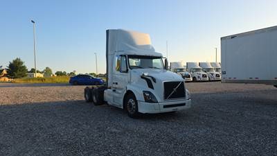 Volvo VNL300 Day Cab Truck - Volvo D-13, Automatic