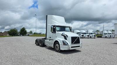 Volvo VNL300 Day Cab Truck - Volvo D-13, Automatic