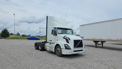 Volvo VNL300 Day Cab Truck - Volvo D-13, Automatic