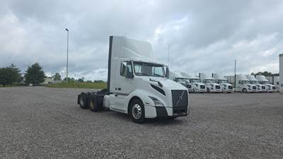 Volvo VNL300 Day Cab Truck - Volvo D-13, Automatic