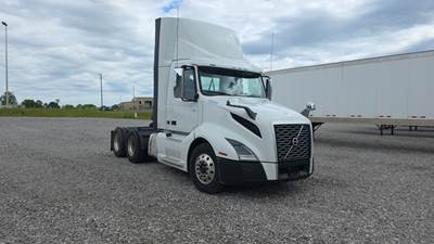 Volvo VNL300 Day Cab Truck - Volvo D-13, Automatic