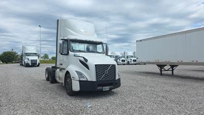 Volvo VNL300 Day Cab Truck - Volvo D-13, Automatic