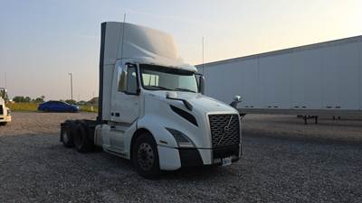 Volvo VNL300 Day Cab Truck - Volvo D-13, Automatic