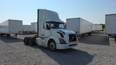 Volvo VNL300 Day Cab Truck - Volvo D-13, Automatic