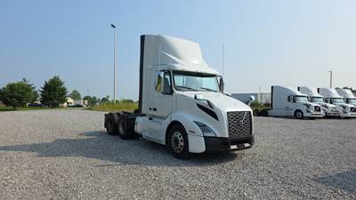 Volvo VNL300 Day Cab Truck - Volvo D-13, Automatic