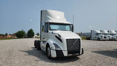 Volvo VNL300 Day Cab Truck - Volvo D-13, Automatic