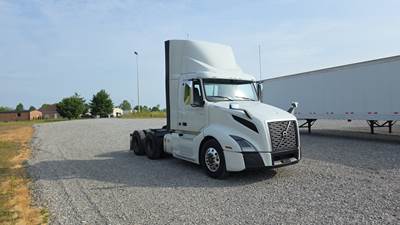 Volvo VNL300 Day Cab Truck - Volvo D-13, Automatic