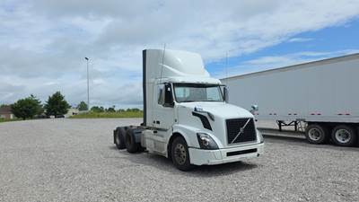 Volvo VNL300 Day Cab Truck - Volvo D-13, Automatic