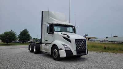 Volvo VNL300 Day Cab Truck - Volvo D-13, Automatic