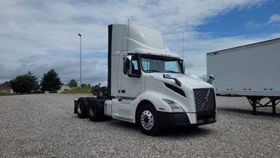 Volvo VNL300 Day Cab Truck - Volvo D-13, Automatic