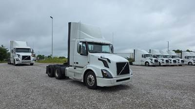 Volvo VNL300 Day Cab Truck - Volvo D-13, Automatic