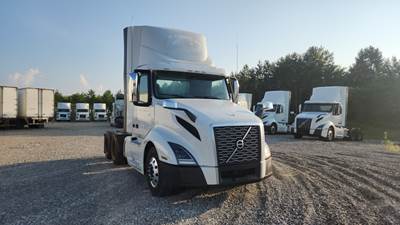 Volvo VNL300 Day Cab Truck - Volvo D-13, Automatic