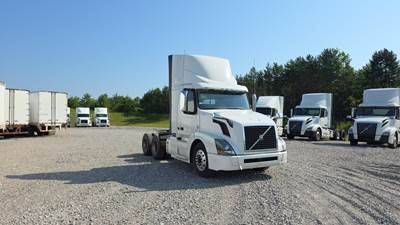 Volvo VNL300 Day Cab Truck - Volvo D-13, Automatic