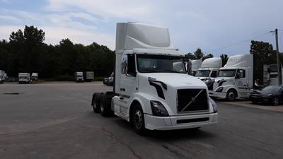 Volvo VNL300 Day Cab Truck - Volvo D-13, Automatic