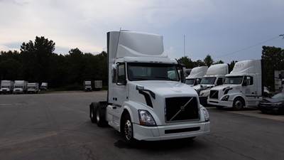 Volvo VNL300 Day Cab Truck - Volvo D-13, Automatic