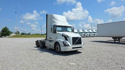 Volvo VNL300 Day Cab Truck - Volvo D-13, Automatic