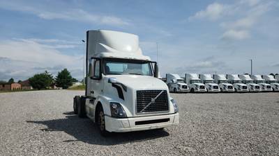 Volvo VNL300 Day Cab Truck - Volvo D-13, Automatic