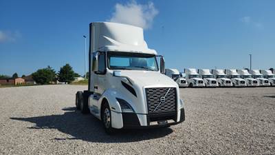 Volvo VNL300 Day Cab Truck - Volvo D-13, Automatic