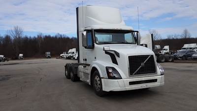 Volvo VNL300 Day Cab Truck - Volvo D-13, Automatic