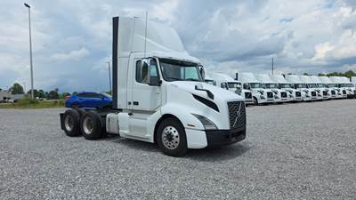Volvo VNL300 Day Cab Truck - Volvo D-13, Automatic