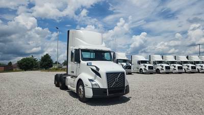 Volvo VNL300 Day Cab Truck - Volvo D-13, Automatic
