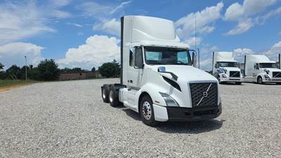 Volvo VNL300 Day Cab Truck - Volvo D-13, Automatic