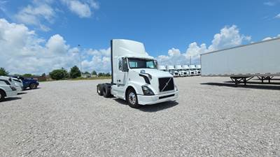 Volvo VNL300 Day Cab Truck - Volvo D-13, Automatic
