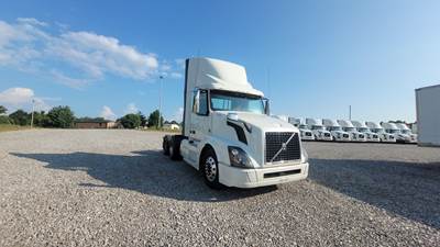 Volvo VNL300 Day Cab Truck - Volvo D-13, Automatic