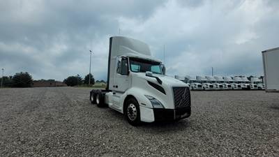 Volvo VNL300 Day Cab Truck - Volvo D-13, Automatic