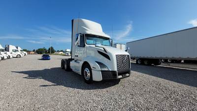 Volvo VNL300 Day Cab Truck - Volvo D-13, Automatic
