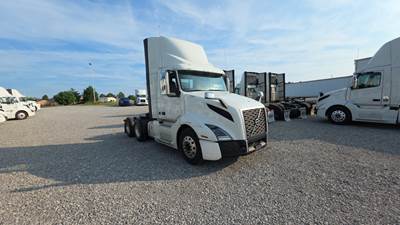 Volvo VNL300 Day Cab Truck - Volvo D-13, Automatic