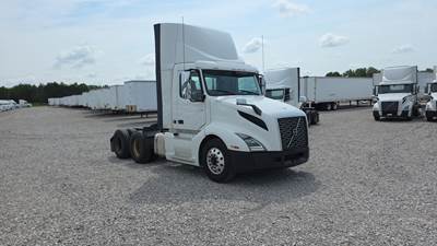 Volvo VNL300 Day Cab Truck - Volvo D-13, Automatic