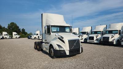 Volvo VNL300 Day Cab Truck - Volvo D-13, Automatic