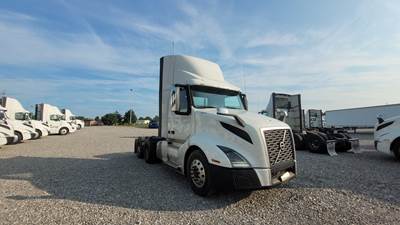Volvo VNL300 Day Cab Truck - Volvo D-13, Automatic