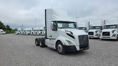 Volvo VNL300 Day Cab Truck - Volvo D-13, Automatic